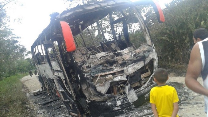 Bus fue incinerado en vía del Meta. El hecho se lo atribuyen a disidencias de las Farc