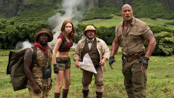 Fotograma cedido por Sony Pictures, el lunes 8 de enero donde aparecen los actores (i-d) Kevin Hart como Franklin "Moose" Finbar, Karen Gillan como Ruby Roundhouse, Jack Black como el profesor Shelly Oberon y Dwayne Johnson como el Dr. Smolder Bravestone, durante una escena de "Jumanji: Welcome to the Jungle", una continuación del clásico de la década de 1990 protagonizado por Robin Williams. EFE/Sony Pictures