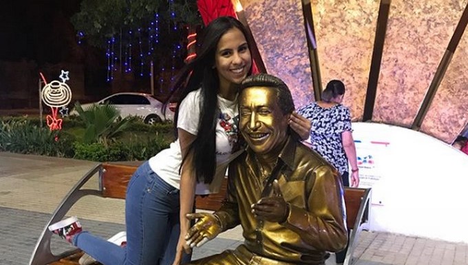 Liliana Díaz junto al monumento de su padre/ Tomada de Instagram: @lilydiazg