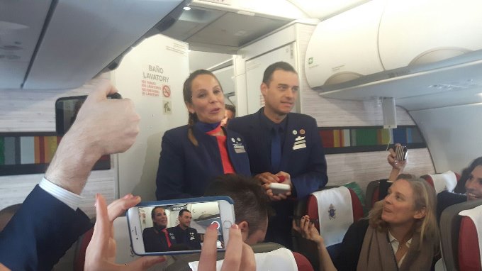 El papa explicó por qué decidió casar a la pareja de asistentes de vuelo