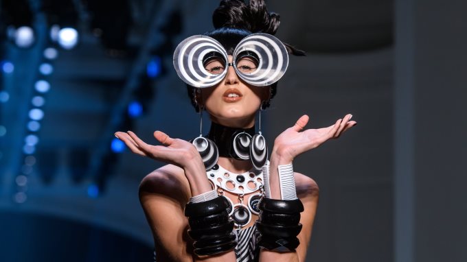 EN FOTOS: Jean Paul Gaultier y los sesenta conquistan la Alta Costura de París