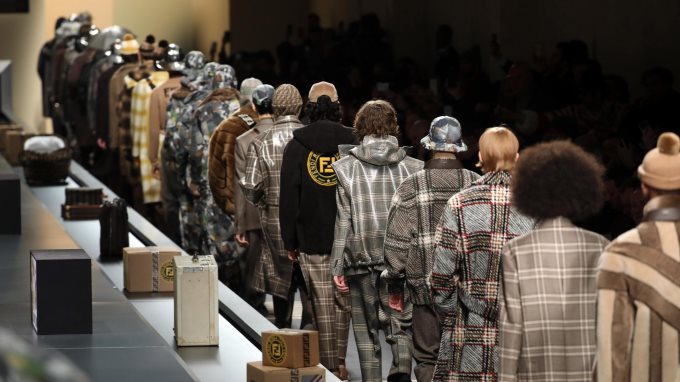 FOTOS: Giorgio Armani y Fendi visten de ocre y gris al urbanita del próximo invierno