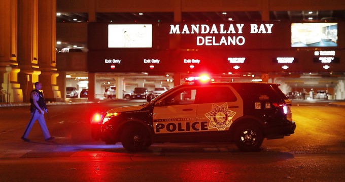 Un vehículo policial permanece a la entrada del hotel Mandalay Bay, cerca del lugar donde se produjo un tiroteo indiscriminado en Las Vegas, Estados Unidos. EFE/Archivo
