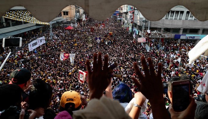 Devotos filipinos intentan alcanzar la imagen del Nazareno Negro durante la multitudinaria procesión que se celebra en Manila (Filipinas) hoy, 9 de enero. EFE