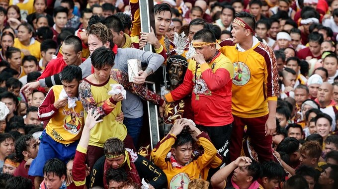 Devotos filipinos intentan alcanzar la imagen del Nazareno Negro durante la multitudinaria procesión que se celebra en Manila (Filipinas) hoy, 9 de enero. EFE