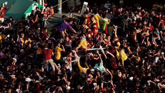 Devotos filipinos intentan alcanzar la imagen del Nazareno Negro durante la multitudinaria procesión que se celebra en Manila (Filipinas) hoy, 9 de enero. EFE