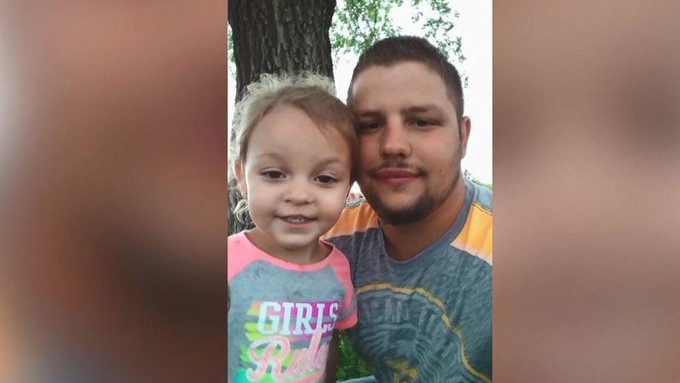 La fallecida Rylee Marie Dodge y su padre Jason/ Tomada de Telemundo