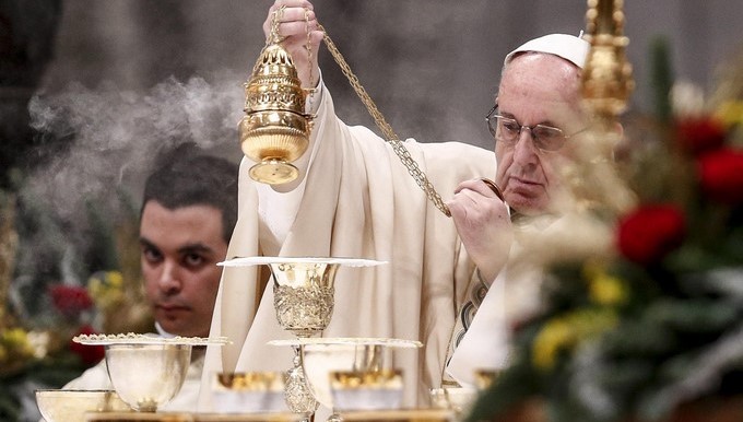 El papa bautizó a 34 niños e invitó a sus padres a transmitir la fe con amor