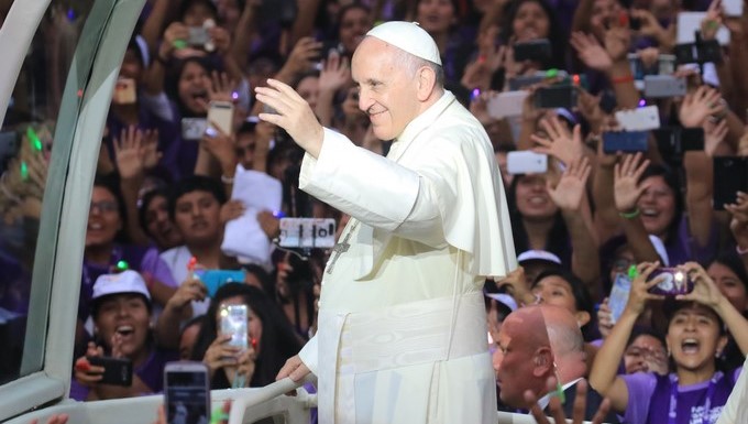El papa Francisco saluda a los fieles en Lima y reza antes de viajar a Puerto Maldonado