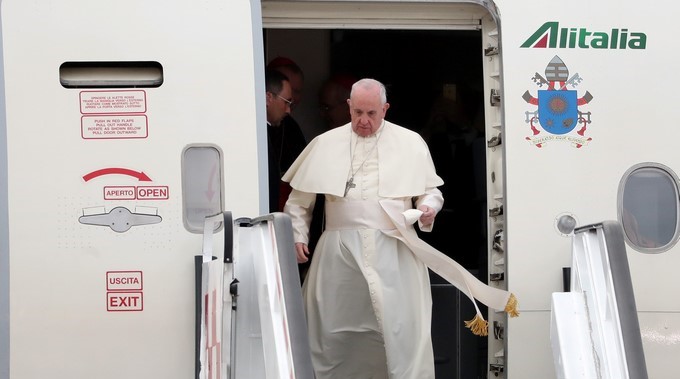 El papa Francisco sale del avión de Alitalia a su llegada al Aeropuerto Internacional Comodoro Arturo Merino Benítez hoy, lunes 15 de enero de 2018, en Santiago (Chile). EFE