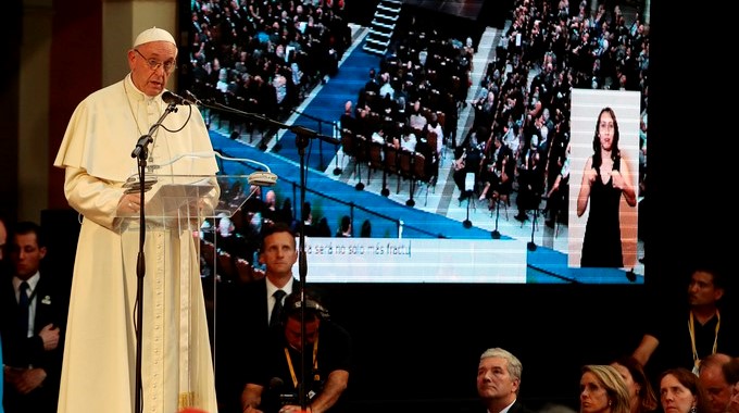 FOTOS: El papa casó a dos miembros de la tripulación en el avión hacia Iquique