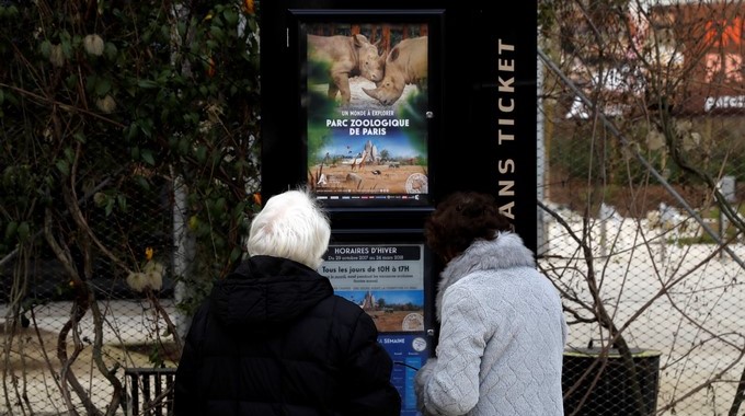 Dos mujeres observan una pantalla informativa en el zoo de Vincennes, París, Francia, el 26 de enero del 2018. Cincuenta monos, la mayor parte de ellos babuinos, se escaparon hoy de sus jaulas y permanecen sueltos en el zoo de París, que tuvo que ser evacuado para evitar incidentes con los visitantes, informó el parque. EFE