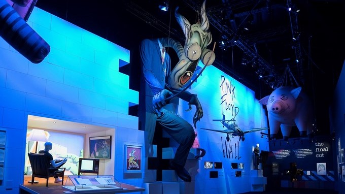 Fotografía facilitada por la agencia Mondo Mostre, de parte de la muestra "Pink Floyd: Sus Restos Mortales", que recorre a través de un viaje audiovisual 50 años de historia de una de las bandas británicas de rock más icónicas, expuesta en el Museo de Arte Contemporáneo de Roma hasta el 1 de julio. EFE