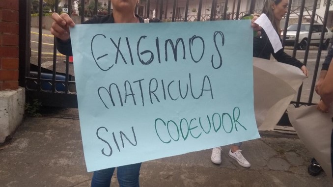 protesta-papas-colegio-policia-2