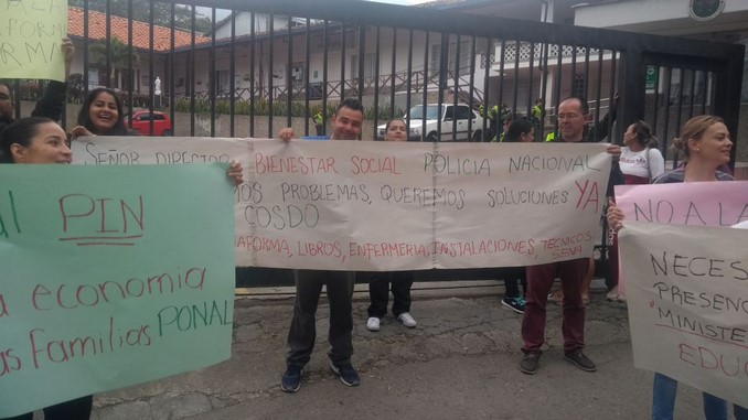 protesta-papas-colegio-policia-2