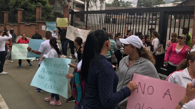 protesta-papas-colegio-policia-2