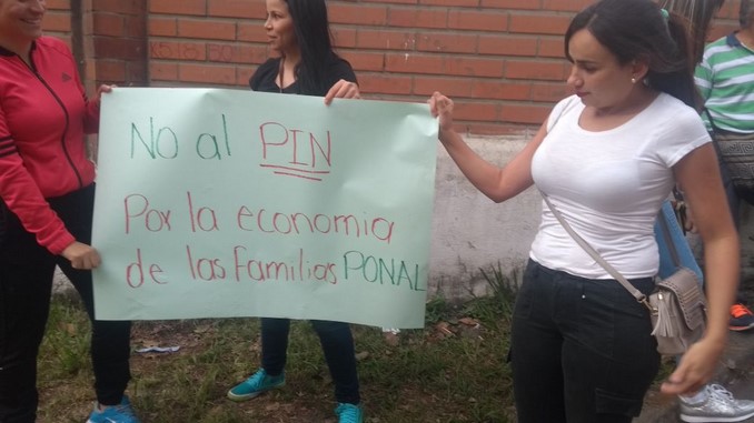 protesta-papas-colegio-policia-2