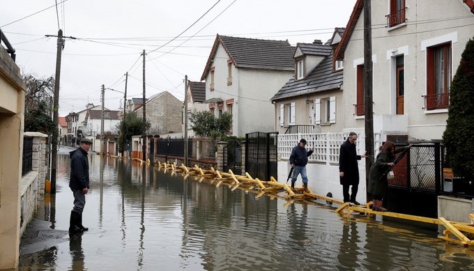 El agua inunda las calles de la comuna de Villeneuve-Saint-Georges en el sureste de París (Francia). EFE
