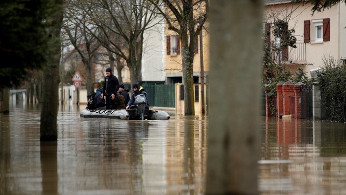 El agua inunda las calles de la comuna de Villeneuve-Saint-Georges en el sureste de París (Francia) este 25 de enero. EFE