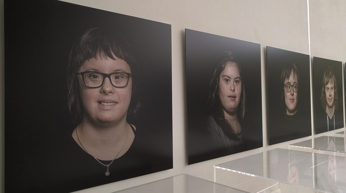 Artistas con síndrome de Down reflexionan sobre si mismos a través de una exposición