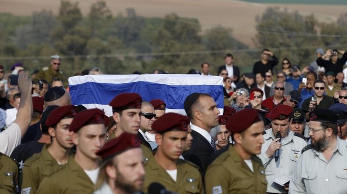 Varios soldados de la Armada israelí portan el féretro del exprimer ministro israelí Ariel Sharón, durante la celebración de su funeral. EFE/Archivo