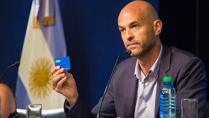 Gobierno argentino sube más del 25 % las tarifas del transporte público