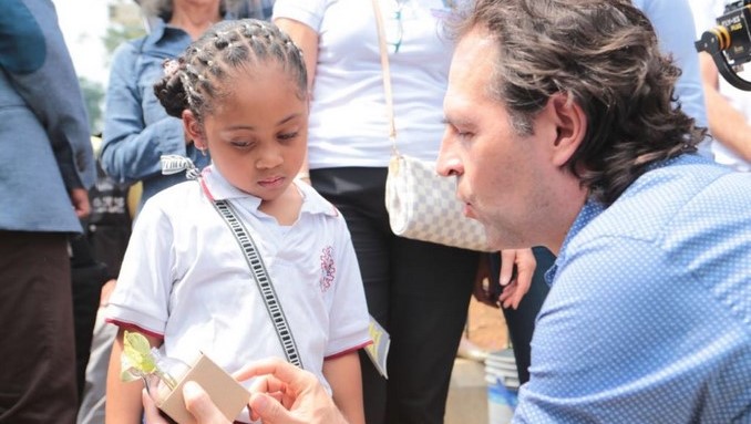 Inició la siembra de árboles en el Corredor Verde de la avenida Oriental