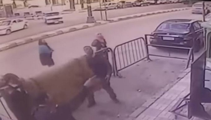 Vídeo. Policía recibe en el aire a niño de cinco años que venía cayendo de un balcón