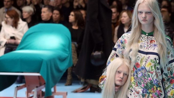 Modelos “decapitadas” de Gucci y los años 60 de Moschino revolucionan Milán