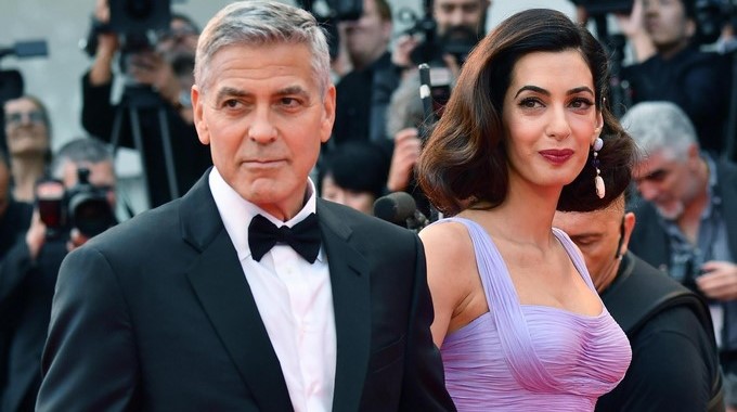 En la imagen, George Clooney junto a su esposa, Amal Clooney. EFE/Archivo
