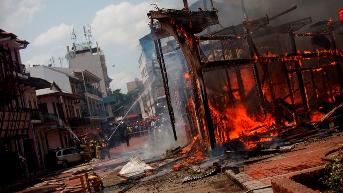 Se incendian tres caserones antiguos en el casco viejo de la capital panameña