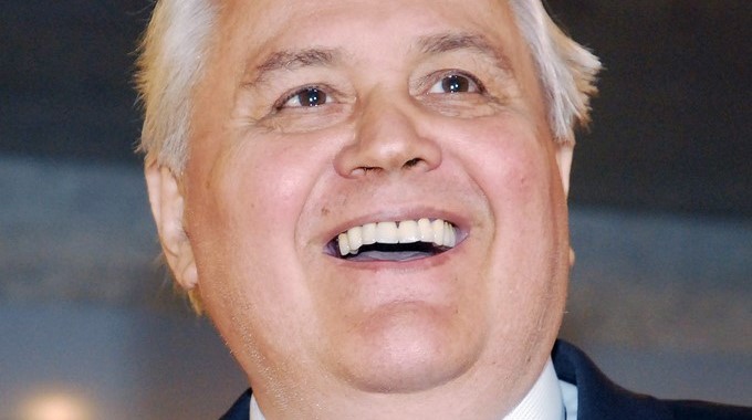 El ex presidente serbio Milan Milutinovic sonrie a su llegada a Belgrado (Serbia) desde La Haya (Holanda) tras ser absuelto por una corte de la Naciones Unidas (ONU) acusado por crímenes de guerra en Kosovo. EFEArchivo