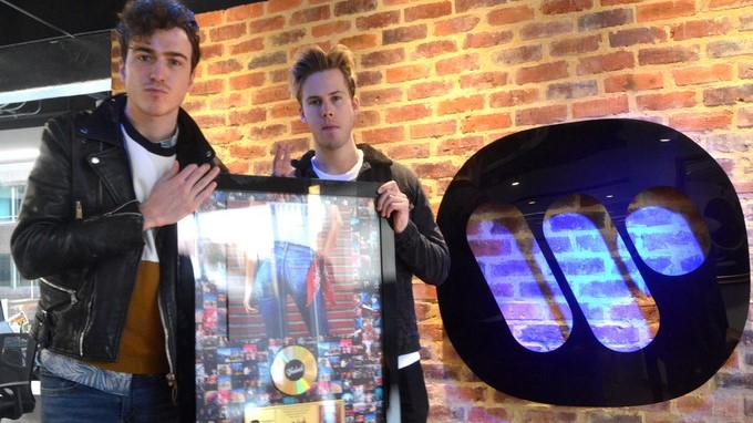 Cesar de Rumel (i) y Dorian Lo (d), del dúo francés Ofenbach, fueron registrados este lunes al recibir un disco de Oro en Colombia por las ventas de su sencillo Be mine, durante una gira de promoción en Latinoamérica, en Bogotá (Colombia). EFE