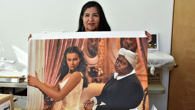 FOTOS: Una pintora inaugura como protesta su colección de “Oscares morenos”