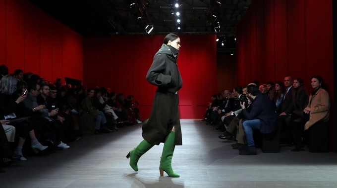 Arcoíris impregna clasicismo de Salvatore Ferragamo en Milán