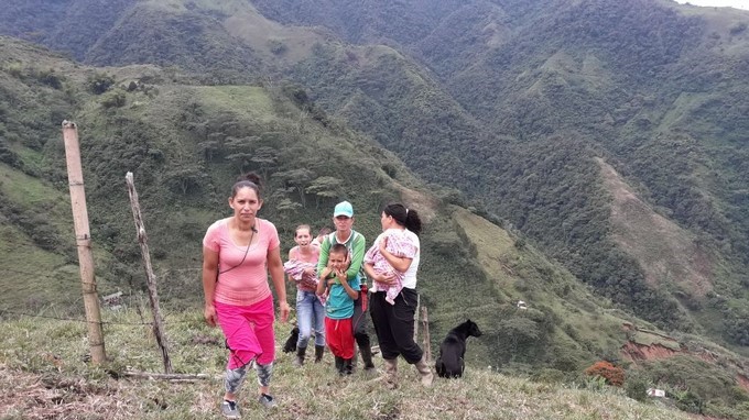 FOTOS Y VIDEO: Con apoyo de la Fuerza Aérea fueron rescatadas 15 personas de la vereda El Piñal