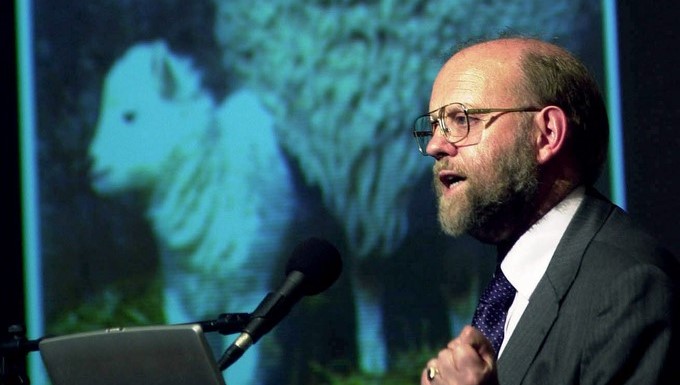 El profesor británico Ian Wilmut, creador de la oveja clonada "Dolly", en una conferencia. EFE/Archivo