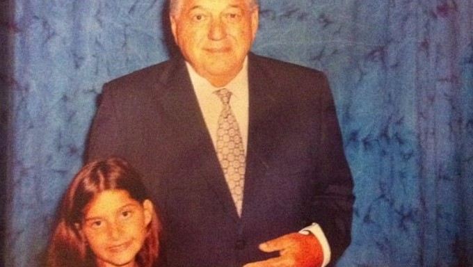 Carly Novell y su abuelo Charles Cohen/ Toamda de TwitteR: @car_nove