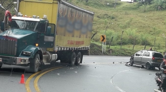 Aparatoso accidente en vía de La Pintada generó una fuerte congestión vehicular