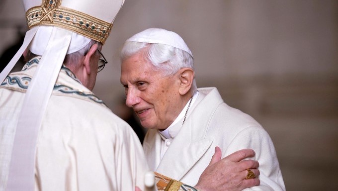 Benedicto XVI prometió a Francisco “total obediencia”