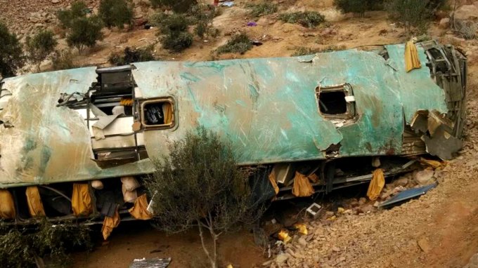Aumenta a 44 el número de muertos por la caída de un autobús a un precipicio en Perú