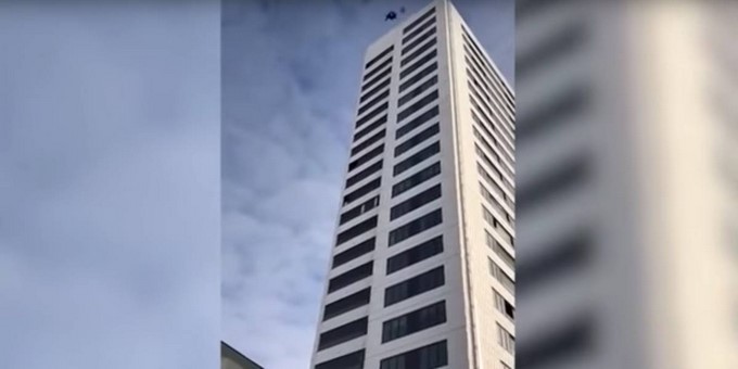 Vídeo. 24 pisos en caída libre y dejó a todos sorprendidos al no perder la vida