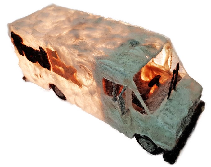 Fotografía cedida por el artista colombiano Mateo Blanco hoy, miércoles 28 de febrero de 2018, donde aparece una réplica en pequeña escala de un camión de reparto de correo hecha por él con el pelo de cinco perros de distintas razas y colores/ EFE