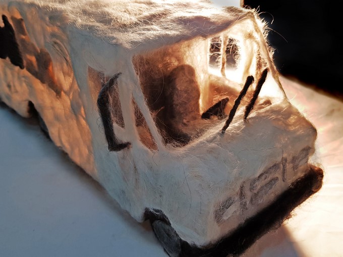 Fotografía cedida por el artista colombiano Mateo Blanco hoy, miércoles 28 de febrero de 2018, donde aparece una réplica en pequeña escala de un camión de reparto de correo hecha por él con el pelo de cinco perros de distintas razas y colores/ EFE