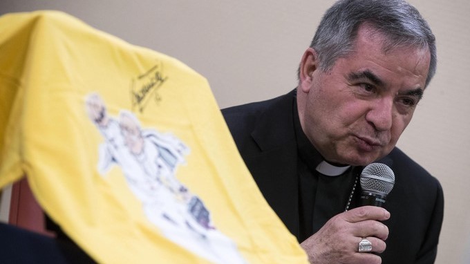 El arzobispo Giovanni Angelo Becciu muestra una camiseta firmada por el exfutbolista del As de Roma Francesco Totti, durante la presentación de "Héroes Corrientes", una iniciativa caritativa internacional dedicada a todos los héroes de la vida diaria, en la Filmoteca Vaticana de Roma (Italia) hoy, 8 de febrero de 2018. EFE