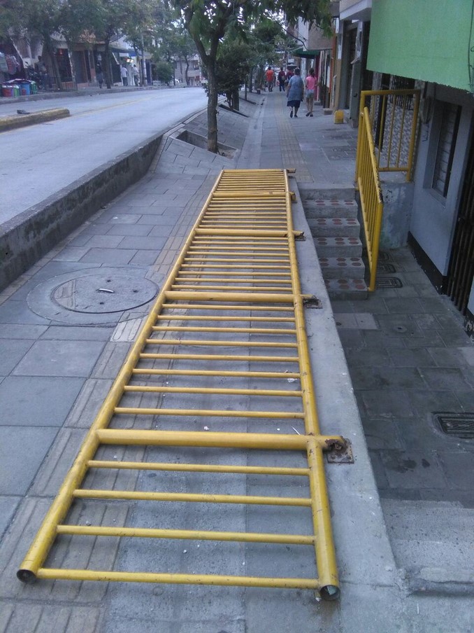 Comunidad en Manrique pide una pronta solución a daños en pasamanos en vía del Metroplús