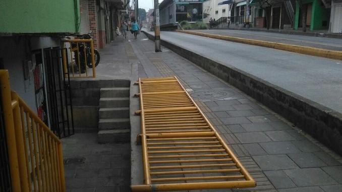 Comunidad en Manrique pide una pronta solución a daños en pasamanos en vía del Metroplús