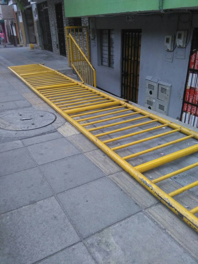 Comunidad en Manrique pide una pronta solución a daños en pasamanos en vía del Metroplús