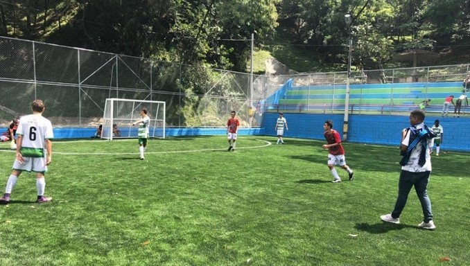 En el centro de Medellín estrenaron la primera cancha sintética pública
