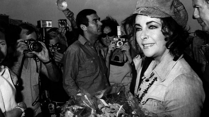 Fotografía de archivo (15/09/1973) de la actriz Elizabeth Taylor en el aeropuerto de San Sebastián, momentos después de su llegada para participar en el Festival Internacional de Cine. EFE/Archivo